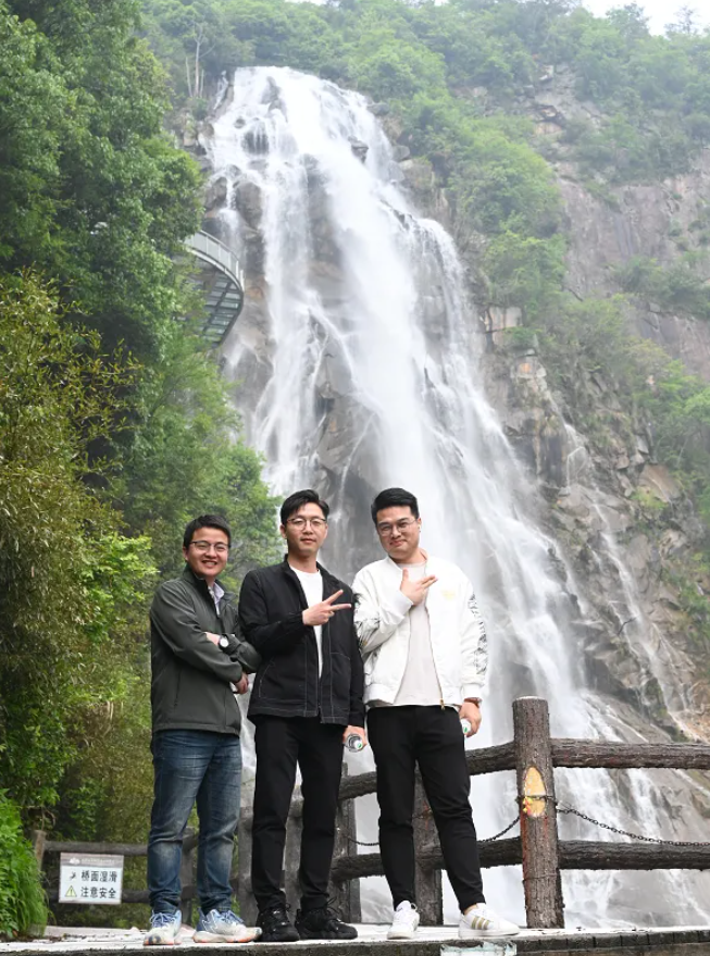 米乐YY易游风管销售中心员工在安徽明堂山景区照片