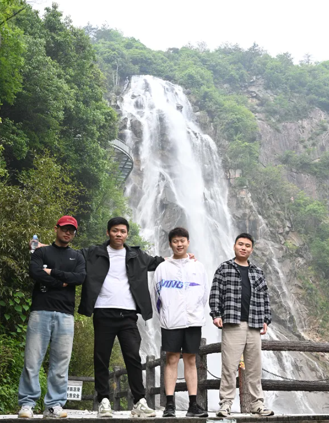 米乐YY易游风管销售中心员工在安徽明堂山景区照片